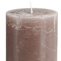 položky Velké hnědé sloupkové svíčky 70×120 mm, balení 4 kusů – Elegantní válcové svíčky v kouřově hnědé barvě, probarvené pro dekoraci a útulnost.
