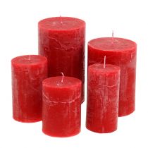 Barevné červené svíčky různých velikostí