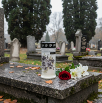 položky Bílé náhrobní svíčky s květinovými motivy, Ø7,5 cm V16,5 cm, 6 kusů