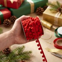 položky Ozdobná stuha s bambulkami Pom Pom Ribbon červená 20mm 15m