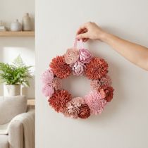 položky Závěsný květinový věnec s růžovými květy pro stylovou dekoraci obytného prostoru, 25 cm