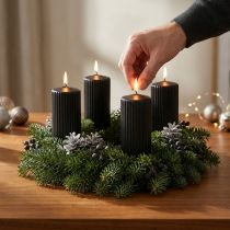 položky Elegantní černé sloupkové svíčky s drážkovaným designem, 70/130 mm, sada 4 kusů - Všestranné dekorativní svíčky pro advent a oslavy