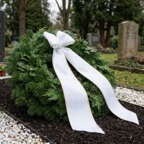 položky Bílá moaré stuha na věnec se zlatým perleťovým okrajem, 175 mm - Elegantní stuha pro dekoraci a floristiku