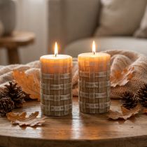 položky Hnědé sloupkové svíčky s rustikálním pleteným vzorem, 110/65 mm, Safe Candle, sada 2 kusů