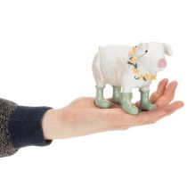 položky Dekorativní prasátko s gumovými holínkami – Zábavná farmářská figurka s květinovým věncem 15,5 cm