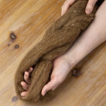 položky Vlněná šňůra, dekorační vlna, hnědá, 2 m. Vlněná šňůra, plstící vlna pro tvoření a květinářství.