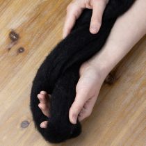 položky Dekorativní vlna, vlněná šňůra, plstěná vlna pro kreativní tvoření a floristiku, 2 m, černá