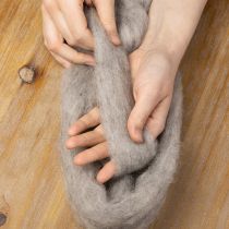 položky Vlněná šňůra, dekorativní vlněná, šedo-přírodní, 2 m, plstěná vlna pro tvoření a květinářství