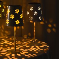 položky Solární LED stolní lampa s květinovým vzorem, atmosférické venkovní osvětlení, 28 cm