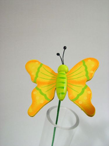Floristik24 Motýl na trsátku zeleno-žluté dřevo 7cm (24 ks)
