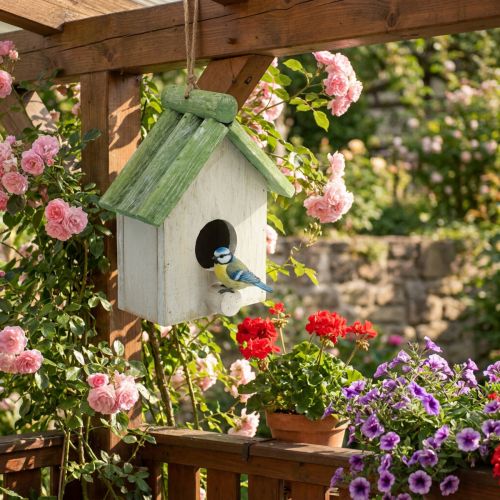 Závěsná dekorace ptačí budka dřevo zelená bílá 14,5×7,5×17,5cm | Floristik24.cz