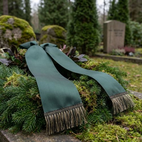 položky Černo-zlatý třásňový lem 4 cm x 25 m - Ideální pro dekoraci věnce, smuteční stuhy a vintage doplňků.
