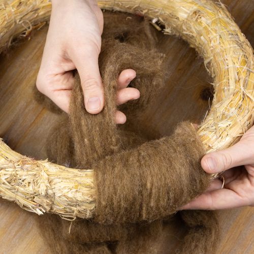 položky Vlněná šňůra, dekorační vlna, hnědá, 2 m. Vlněná šňůra, plstící vlna pro tvoření a květinářství.