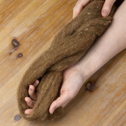 položky Vlněná šňůra, dekorační vlna, hnědá, 2 m. Vlněná šňůra, plstící vlna pro tvoření a květinářství.