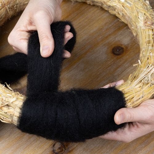 položky Dekorativní vlna, vlněná šňůra, plstěná vlna pro kreativní tvoření a floristiku, 2 m, černá