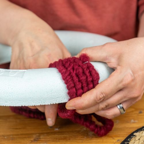 položky Plstěná šňůrka fleece Mirabell 25m tmavě červená