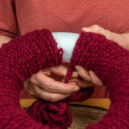 položky Plstěná šňůrka fleece Mirabell 25m tmavě červená