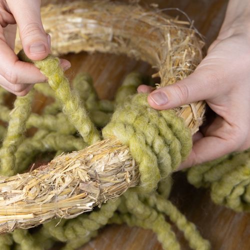 položky Nadýchaná plstěná šňůra Mirabell, vlněná, zelená, 25m, dekorativní stuha pro květinářství, dekorace, tvoření, DIY