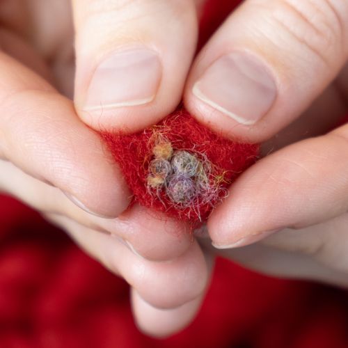 položky Nadýchaná vlněná šňůra Mirabell s jutou, červená, 25 m