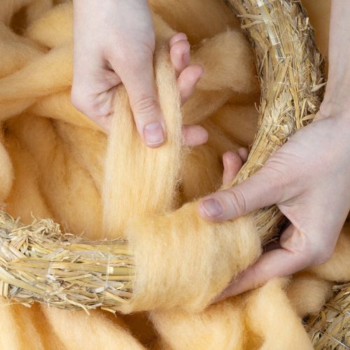 položky Vlněná šňůra, vlněná stuha, krémově oranžová, 10 m vlny na věnce a aranžmá