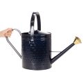 Dekorativní konev na zalévání, vintage modro-zlatý kostkovaný kov, retro design pro použití v interiéru, na zahradě nebo na balkoně, 65 cm | Floristik24.cz