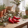 Figurína z červených chilli papriček 9 cm na větvi | Floristik24.cz