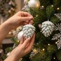 Šišky ozdobné šišky na zavěšení bílé 7cm 6 kusů | Floristik24.cz