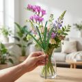 Umělé zahradní květiny frézie fialová 58cm | Floristik24.cz