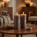 Velké hnědé sloupkové svíčky, jednobarevná kouřově hnědá, rustikální design, doba hoření 100 hodin, elegantní dekorace, sada 2 kusů, 85x200 mm | Floristik24.cz