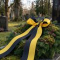 Věnečná stuha Moaré 150mm žluto-černá - smuteční stuha, šerpa, dekorace, klubovní stuha - role 25m | Floristik24.cz