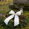 Bílá moaré věnečková stuha se zlatým perleťovým okrajem, pohřební floristická stuha, voděodolná a šetrná k životnímu prostředí | Floristik24.cz