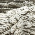 Rostlinná srdce peříčka litý kámen srdce šedá bílá 13×12×6cm 2ks | Floristik24.cz